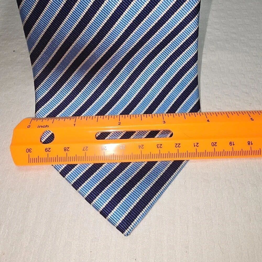 DUCK HEAD MENS SILK TIE STAIN RESISTANT BLUE AND NAVY DIAGONAL STRIPE EUC